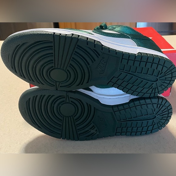 Nike Dunk Low in White/Team Green - Picture 3 of 4